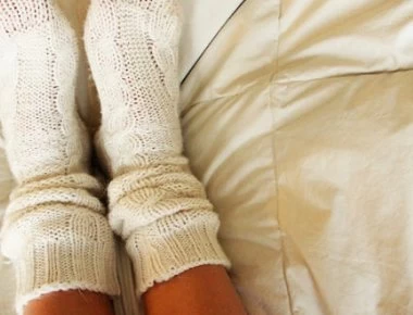 Βρέχει τις κάλτσες του με νερό και ξύδι και πέφτει για ύπνο - Τα οφέλη αυτής της κίνησης